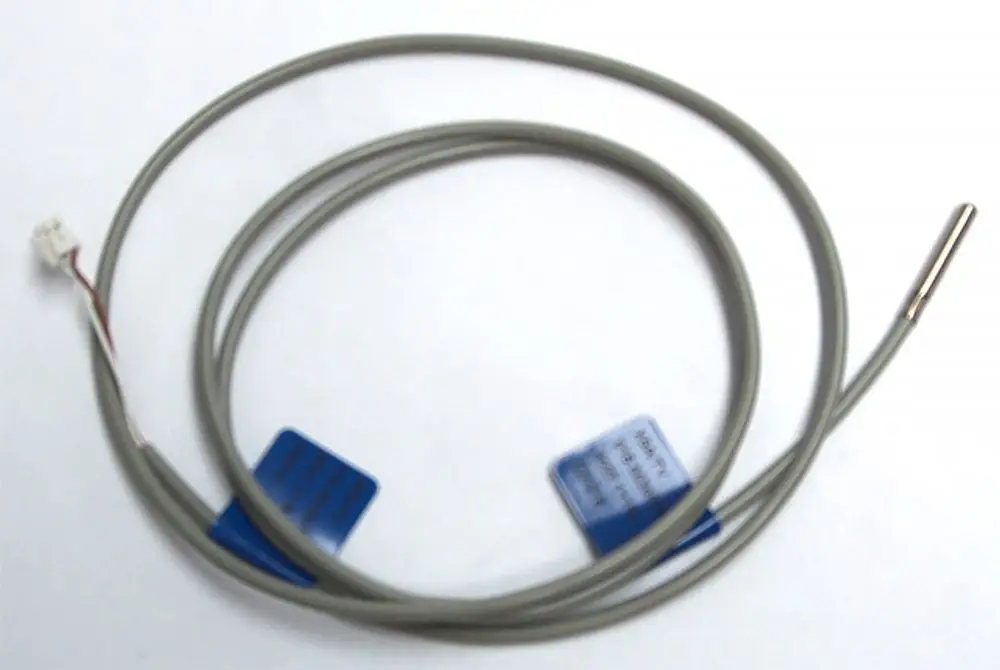 Temperatursensor von Daikin mit flexiblen Kabeln und einem metallischen Temperaturfühler an einem Ende. Zwei blaue Verbindungsteile sind ebenfalls sichtbar.